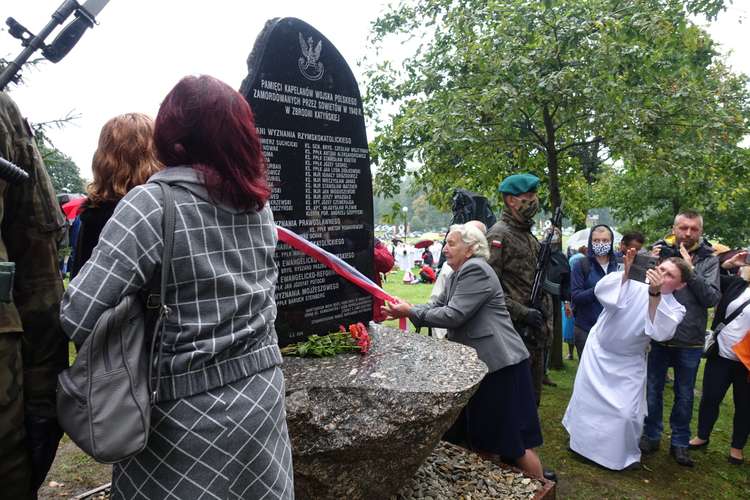 W Wąwolnicy odsłonięto pomnik upamiętniający Kapelanów Katyńskich
