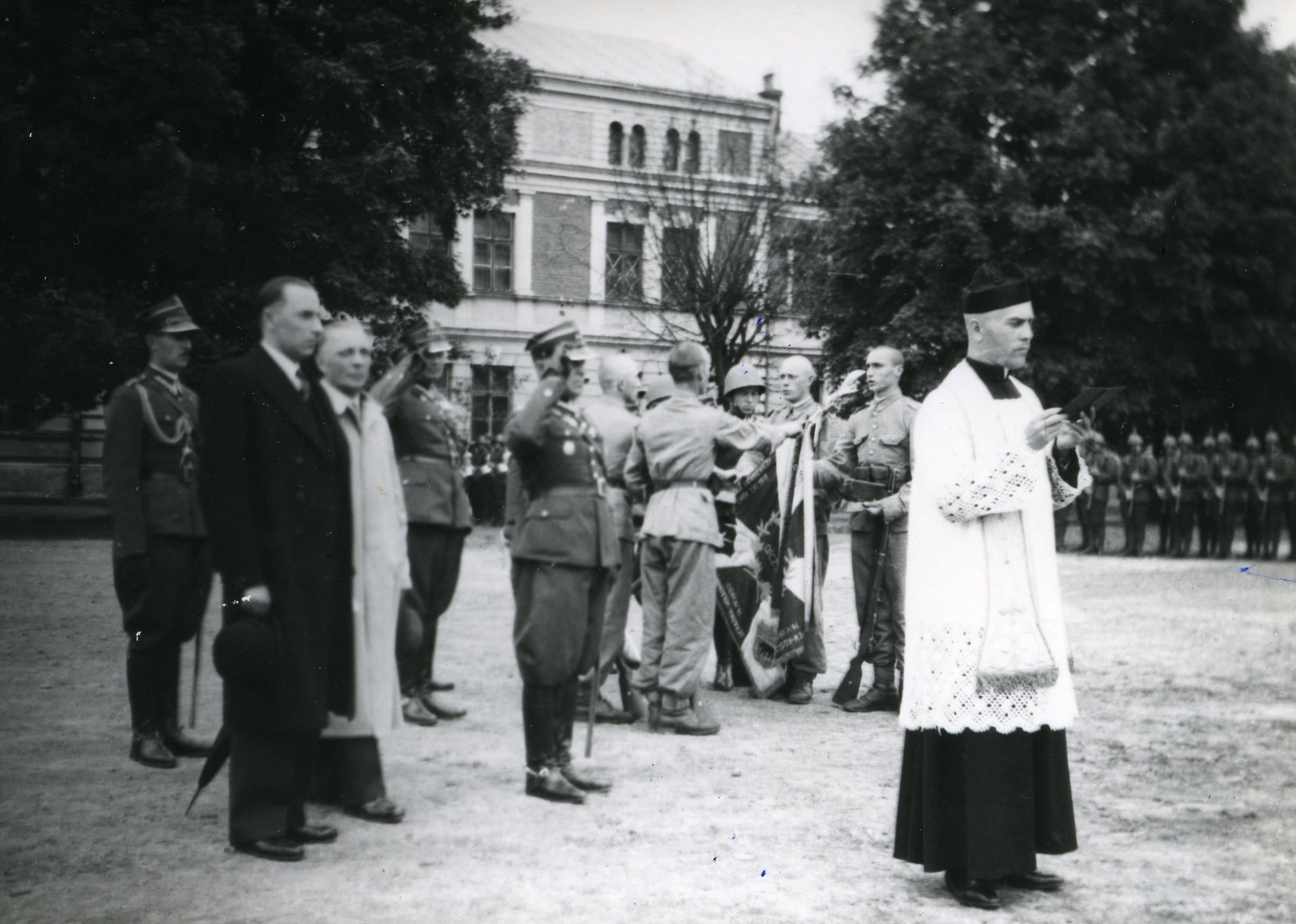 Ks. Stanisław Kontek podczas przysięgi, prawdopodobnie w jednej z jednostek wojskowych w Przemyślu.