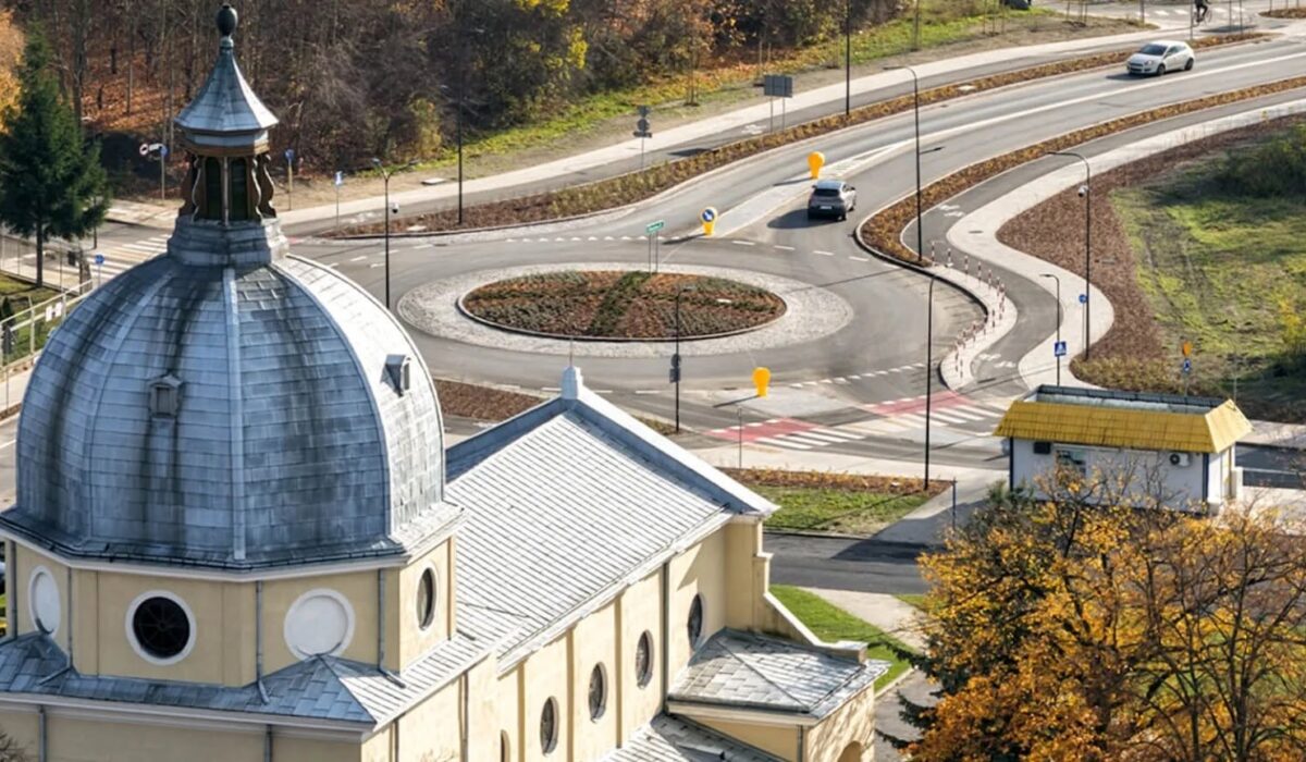 Kościół garnizonowy pw. Wniebowzięcia NMP w Skierniewicach z lotu ptaka, w tle rondo