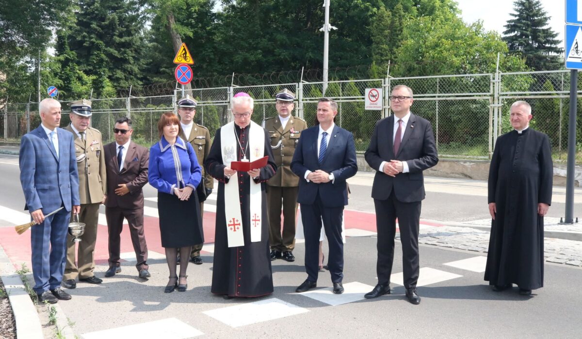 Uczestnicy poświęcenia ronda w Skierniewicach: duchowni, żołnierze i przedstawiciele władz samorządowych