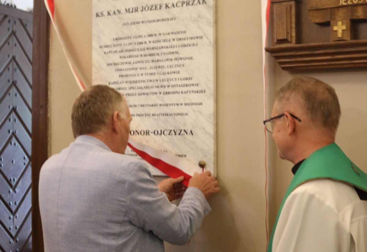 Odsłonięcie tablicy upamiętniającej ks. Józefa Kacprzaka w Orszymowie
