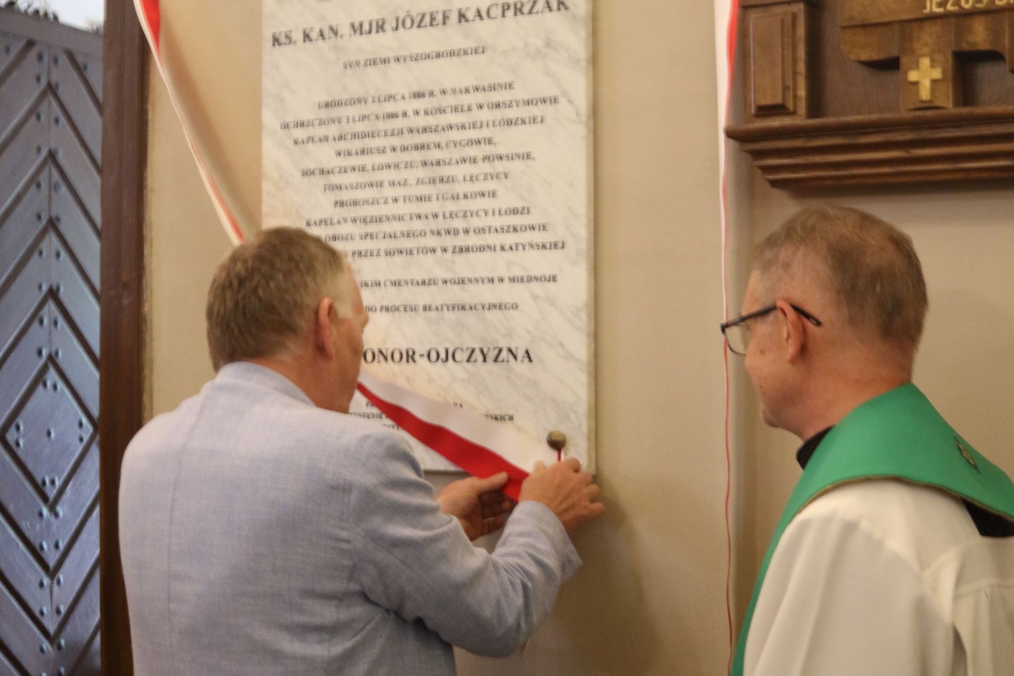 Odsłonięcie tablicy upamiętniającej ks. Józefa Kacprzaka w Orszymowie