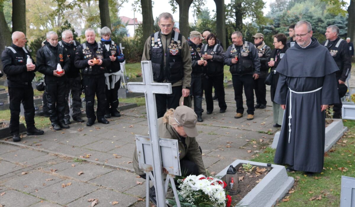 Franciszkanin i uczestnicy Rajdu Katyńskiego przy grobie ks. Aleksandra Grabowskiego na cmentarzu zakonnym w Niepokalanowie