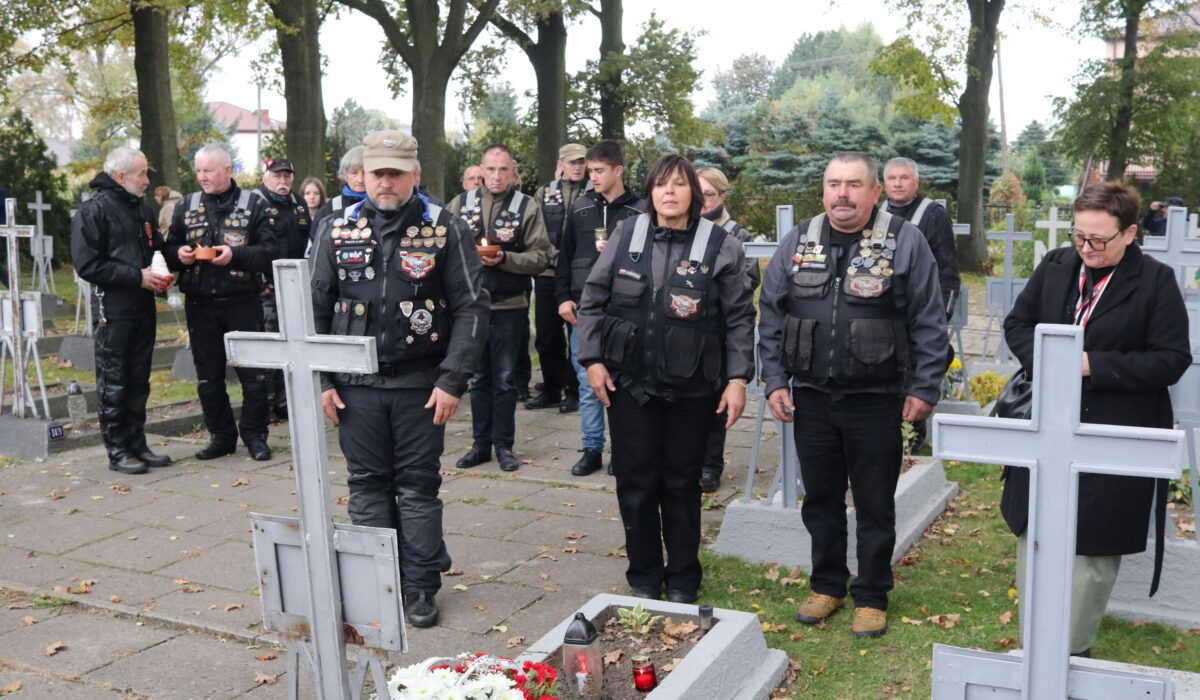 Uczestnicy Rajdu Katyńskiego modlą się przy grobie ks. Aleksandra Grabowskiego na cmentarzu zakonnym w Niepokalanowie