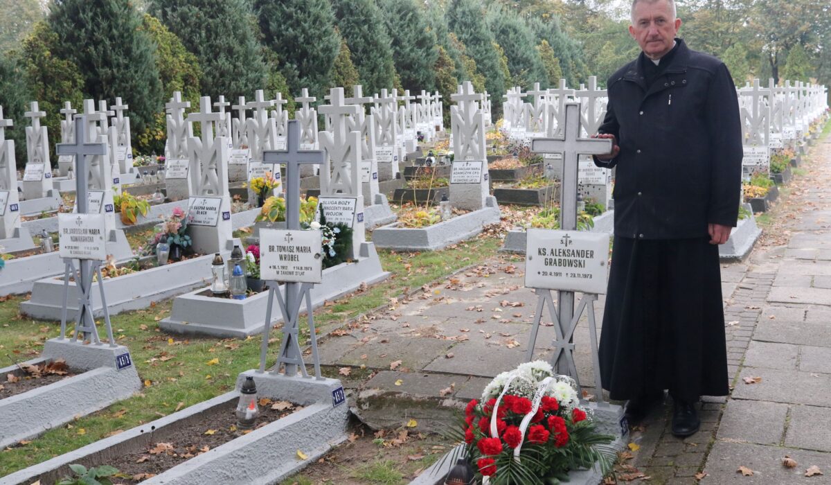 Kapłan przy grobie ks. Aleksandra Grabowskiego na cmentarzu zakonnym w Niepokalanowie