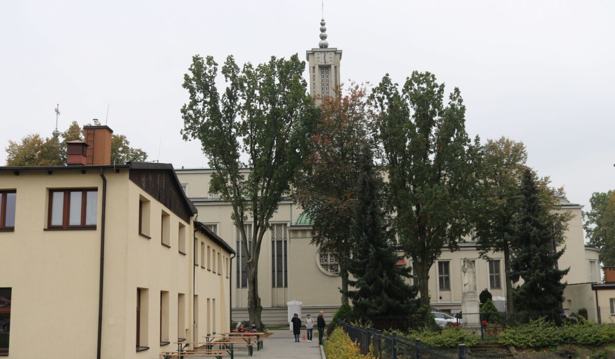Zabudowania klasztoru franciszkanów w Niepokalanowie, w tle wieża bazyliki
