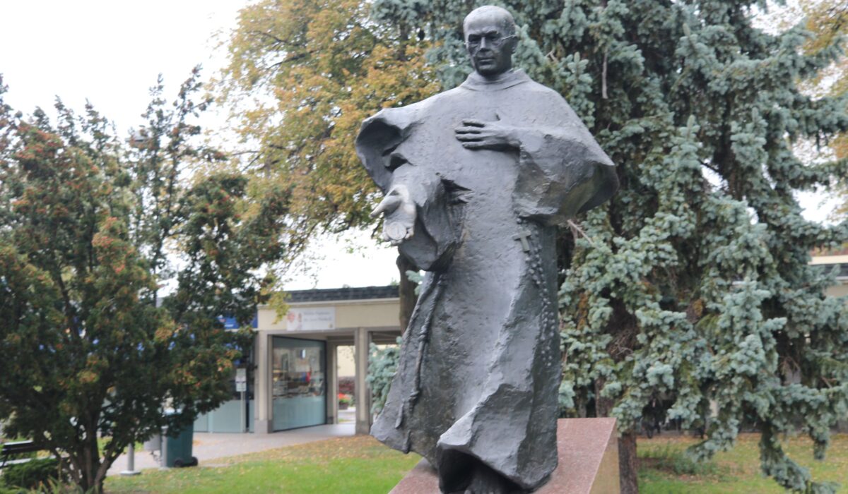 Pomnik św. Maksymiliana Kolbego przed bazyliką w Niepokalanowie