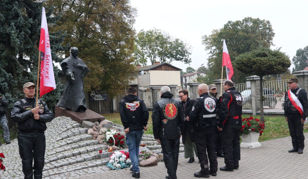 Uczestnicy Rajdu Katyńskiego z flagami przy pomniku św. Maksymiliana Kolbego w Niepokalanowie