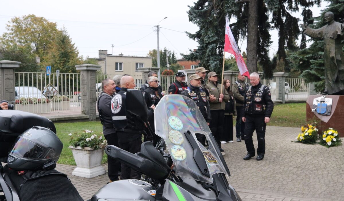 Uczestnicy motocyklowego Rajdu Katyńskiego przy pomniku św. Maksymiliana Kolbego w Niepokalanowie