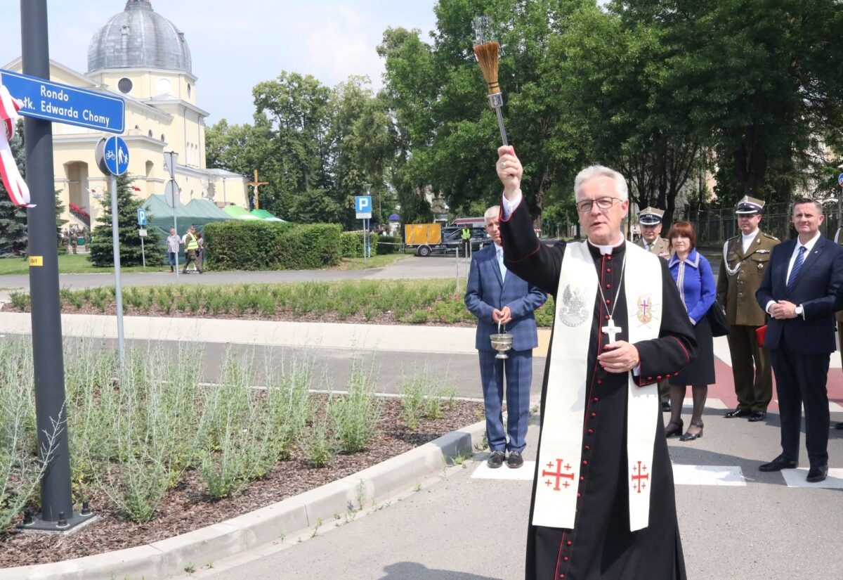 Biskup polowy Wiesław Lechowicz święci Rondo ks. ppłk. Edwarda Chomy w Skierniewicach