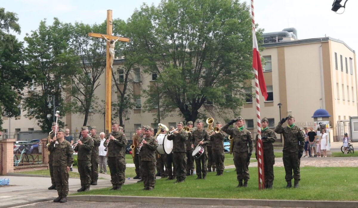 Orkiestra wojskowa i żołnierze podczas obchodów 100-lecia kościoła garnizonowego w Skierniewicach