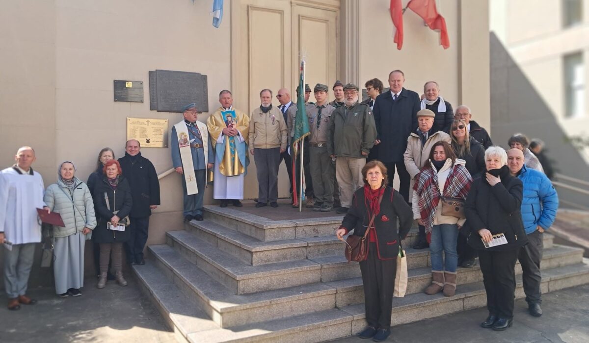 Uczestnicy uroczystości na schodach przed wejściem do Kościoła Polskiego pw. Matki Bożej z Guadalupe w Buenos Aires; na ścianie obok drzwi nowa tablica upamiętniająca Kapelanów Katyńskich