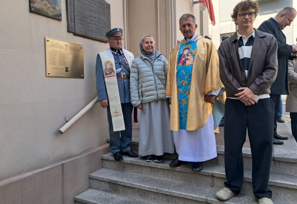 Tablica upamiętniająca Kapelanów Katyńskich na ścianie Kościoła Polskiego pw. Matki Bożej z Guadalupe w Buenos Aires; obok kapłan w ornacie, siostra zakonna i uczestnicy uroczystości, w tym mężczyzna w historycznym mundurze Wojska Polskiego