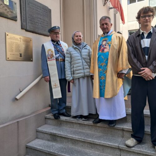 Tablica upamiętniająca Kapelanów Katyńskich na ścianie Kościoła Polskiego pw. Matki Bożej z Guadalupe w Buenos Aires; obok kapłan w ornacie, siostra zakonna i uczestnicy uroczystości, w tym mężczyzna w historycznym mundurze Wojska Polskiego