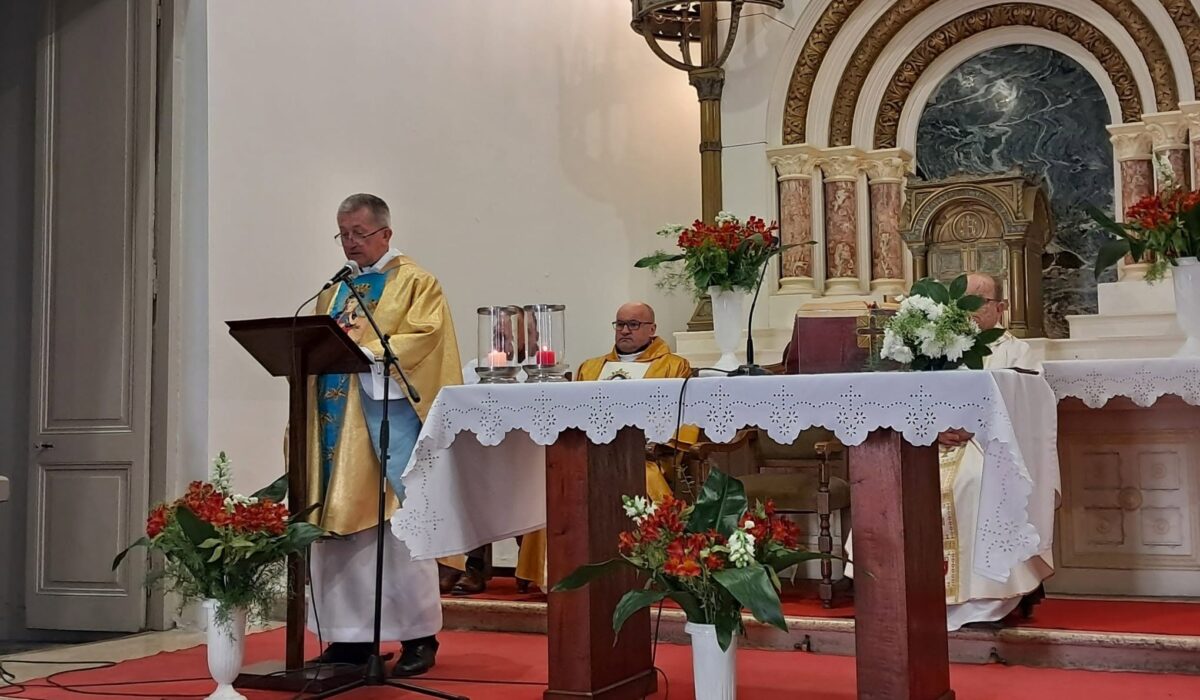 Kapłan w ornacie przemawia przy ambonie podczas Mszy św. w Kościele Polskim pw. Matki Bożej z Guadalupe w Buenos Aires