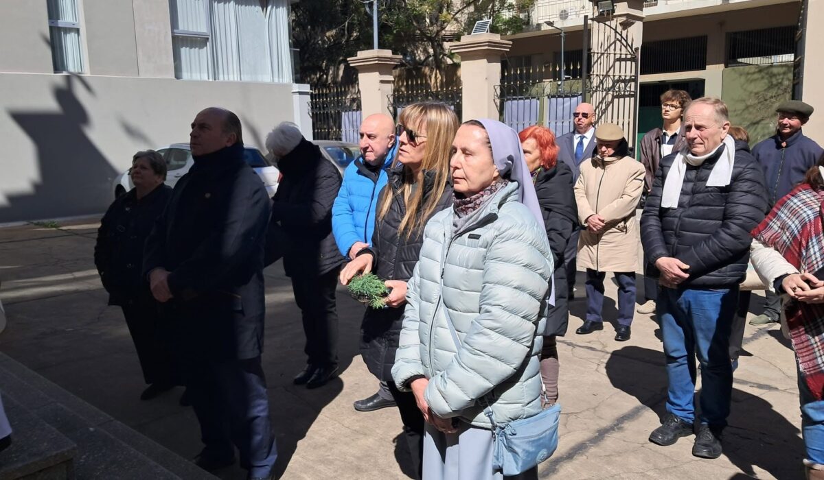Uczestnicy uroczystości podczas modlitwy przed Kościołem Polskim pw. Matki Bożej z Guadalupe w Buenos Aires
