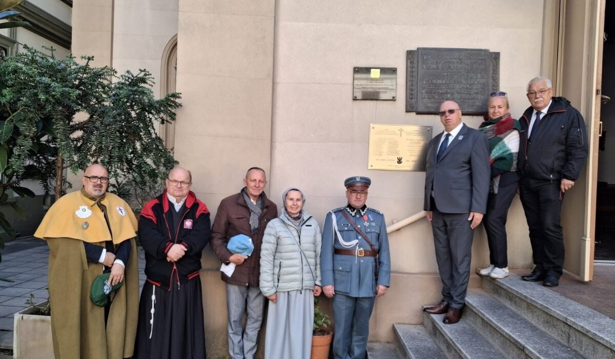 Uczestnicy uroczystości przy tablicy upamiętniającej Kapelanów Katyńskich na ścianie Kościoła Polskiego pw. Matki Bożej z Guadalupe w Buenos Aires