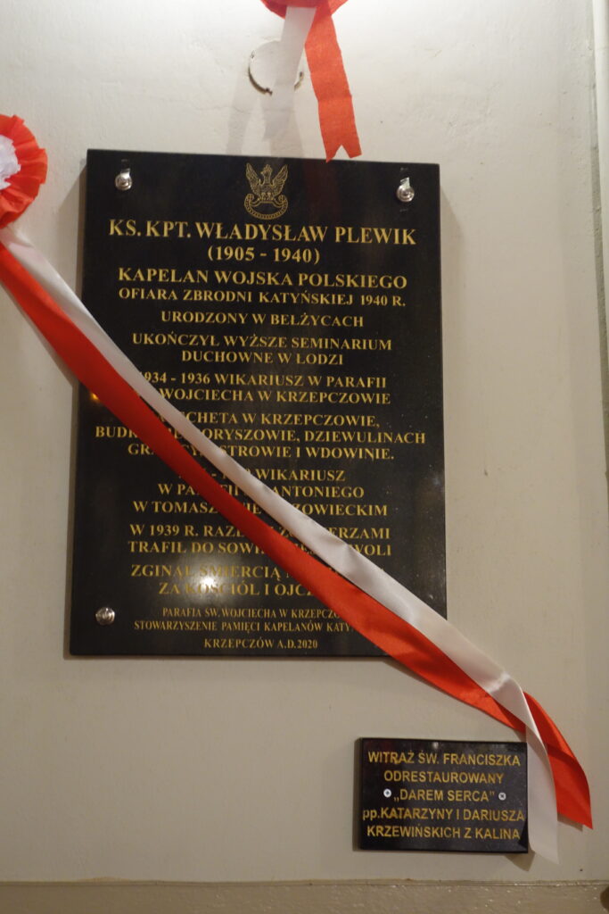 Tablica upamiętniająca ks. Władysława Plewika przed odsłonięciem, 11.11.2021