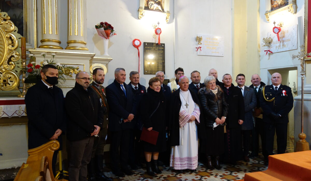 Delegacja z Bełżyc podczas uroczystości upamiętniającej ks. Władysława Plewika w Krzpczowie, 11.11.2021