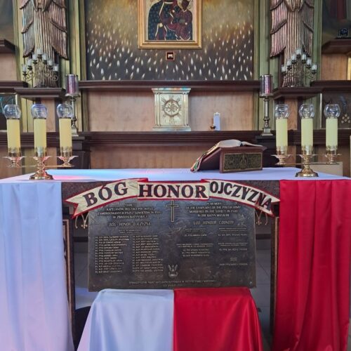 Tablica upamiętniająca Kapelanów Katyńskich pod napisem „Bóg Honor Ojczyzna”, ustawiona na ołtarzu udrapowanym na biało-czerwono, kościół pw. Matki Bożej Jasnogórskiej w Los Angeles